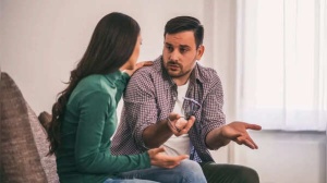 7 Telltale Signs Your Partner May Be Commitment-Phobe
